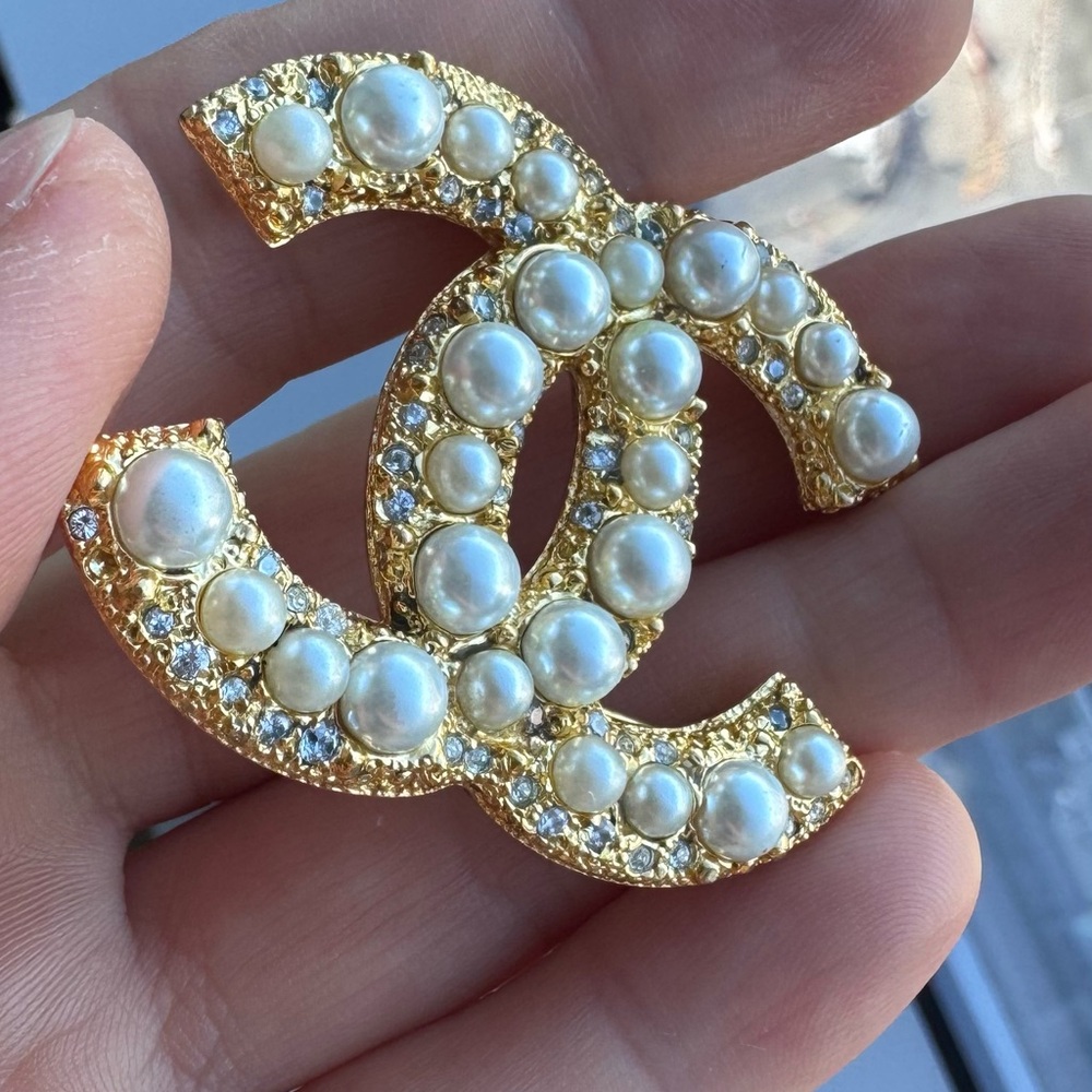 CHANEL Gold and Pearl Brooch - Picture 9 of 14